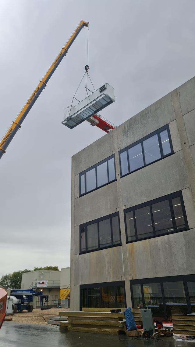 Kranaufstellung einer hocheffizienten Luft-Wasser-Wärmepumpe