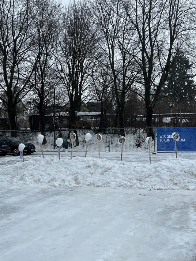 Spatenstich im Schnee