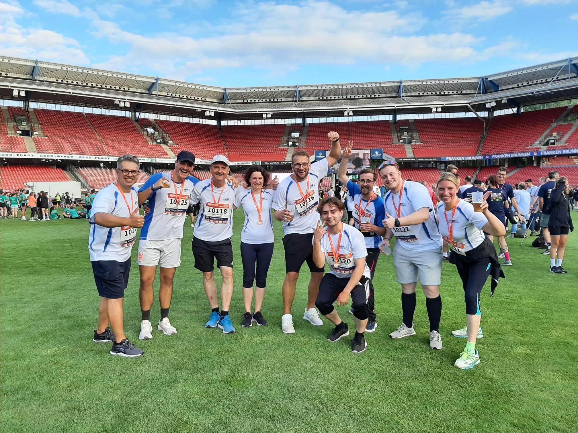 Unsere Kollegen und Kolleginnen feiern gemeinsam ihren Erfolg beim B2Run in Nürnberg