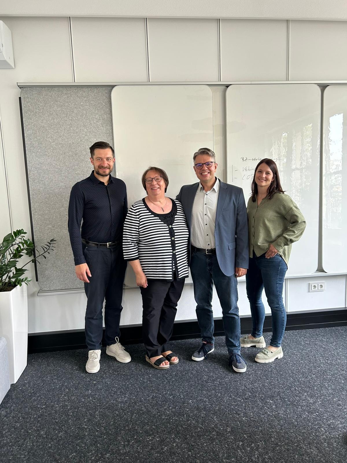 Unsere Kollegin Albina feiert zusammen mit der Geschäftsführung 5 Jahre bei Dess+Falk